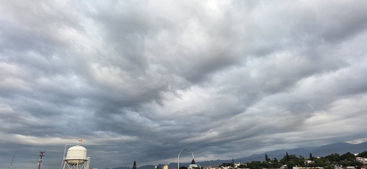 El cielo anda bipolar 🌄🫶🏽🖤.

#Amanecer #BuenosDías