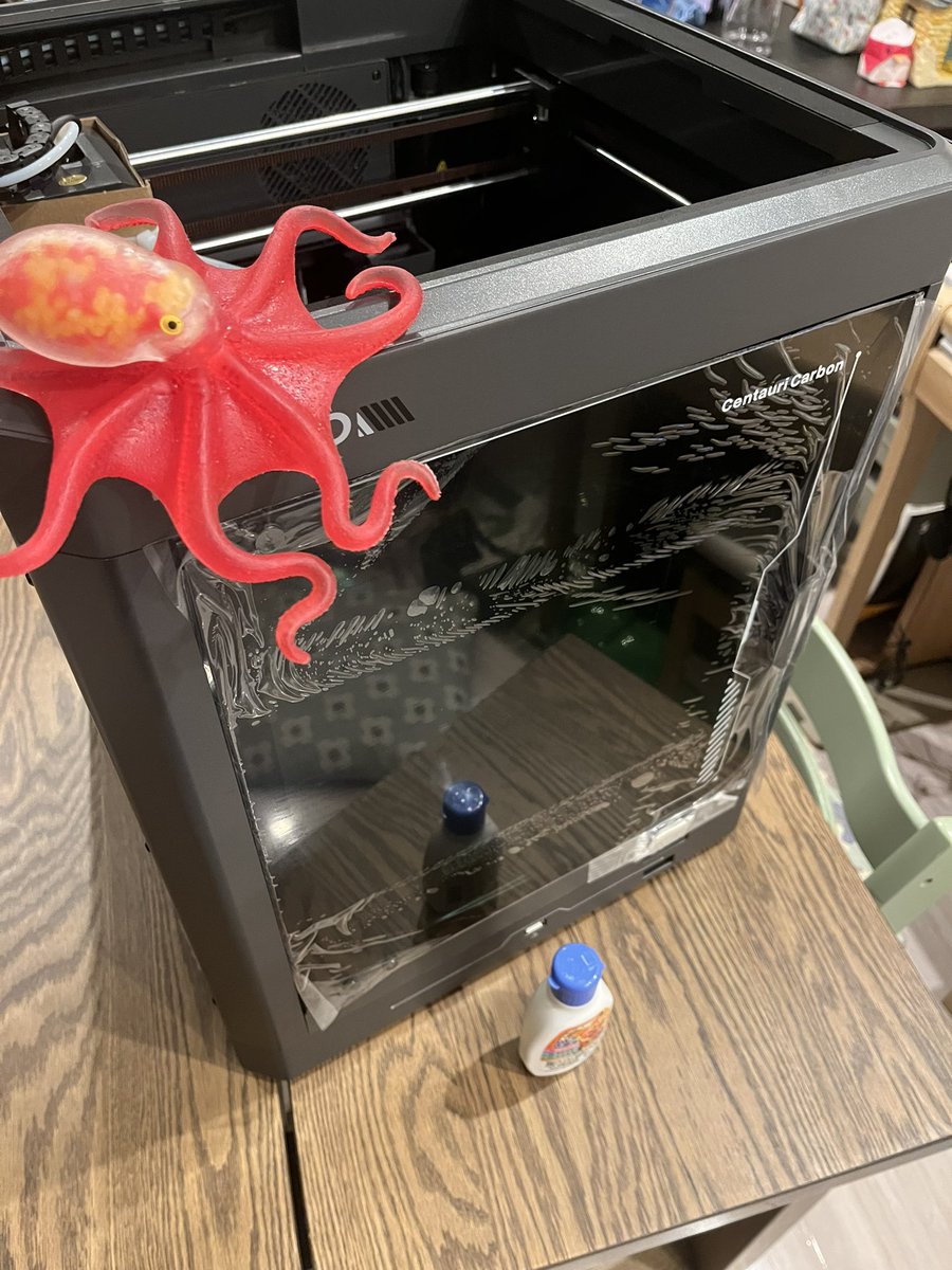 Lenkaku's tweet image. わー3Dプリンター届いたー！ってなって開封する前からデカくね？って思ってたけどやっぱデカいわこれ
買っていいって言ったけどこんなデカいの？これからどこ置くの？って空耳が聞こえてくる…
とりあえず子供部屋へ入れようね…