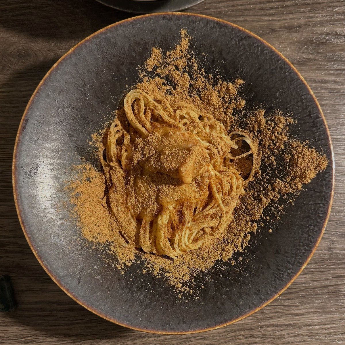 bokutoramento's tweet image. Impulse💡
#improv
#帆立とホタテとほたての三重奏sp
#鰹ティラミス

に従いこちらへ🚗💨

煮こごりみたいのとジェノベと
あとこのペーストみたいのなんだろう🤔
ガリバタ醤油に鶏チャに豚チャ🥩
豚魚な印象のスープが色んな変化🤗

平打ちモチ麺も美味しい✨
Aedamaは違う麺で👌

ごちそーさまっ🙏