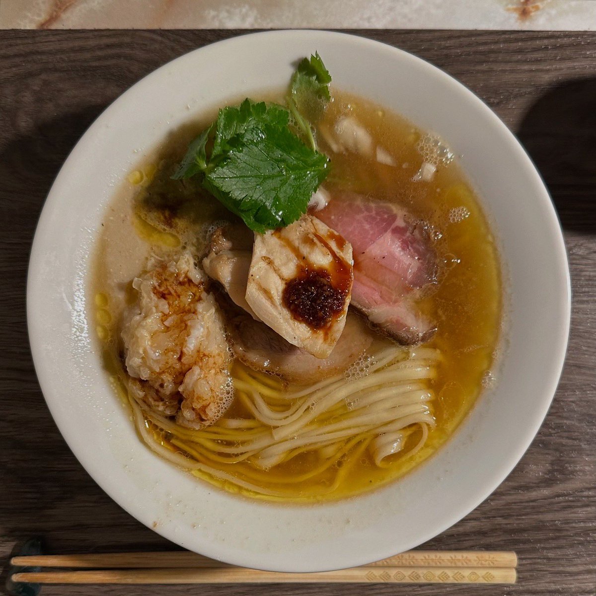 bokutoramento's tweet image. Impulse💡
#improv
#帆立とホタテとほたての三重奏sp
#鰹ティラミス

に従いこちらへ🚗💨

煮こごりみたいのとジェノベと
あとこのペーストみたいのなんだろう🤔
ガリバタ醤油に鶏チャに豚チャ🥩
豚魚な印象のスープが色んな変化🤗

平打ちモチ麺も美味しい✨
Aedamaは違う麺で👌

ごちそーさまっ🙏