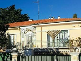LDJuive's tweet image. Des injures antisémites proférées devant la synagogue de Menton ce mercredi soir liguedefensejuive.com/des-injures-an…