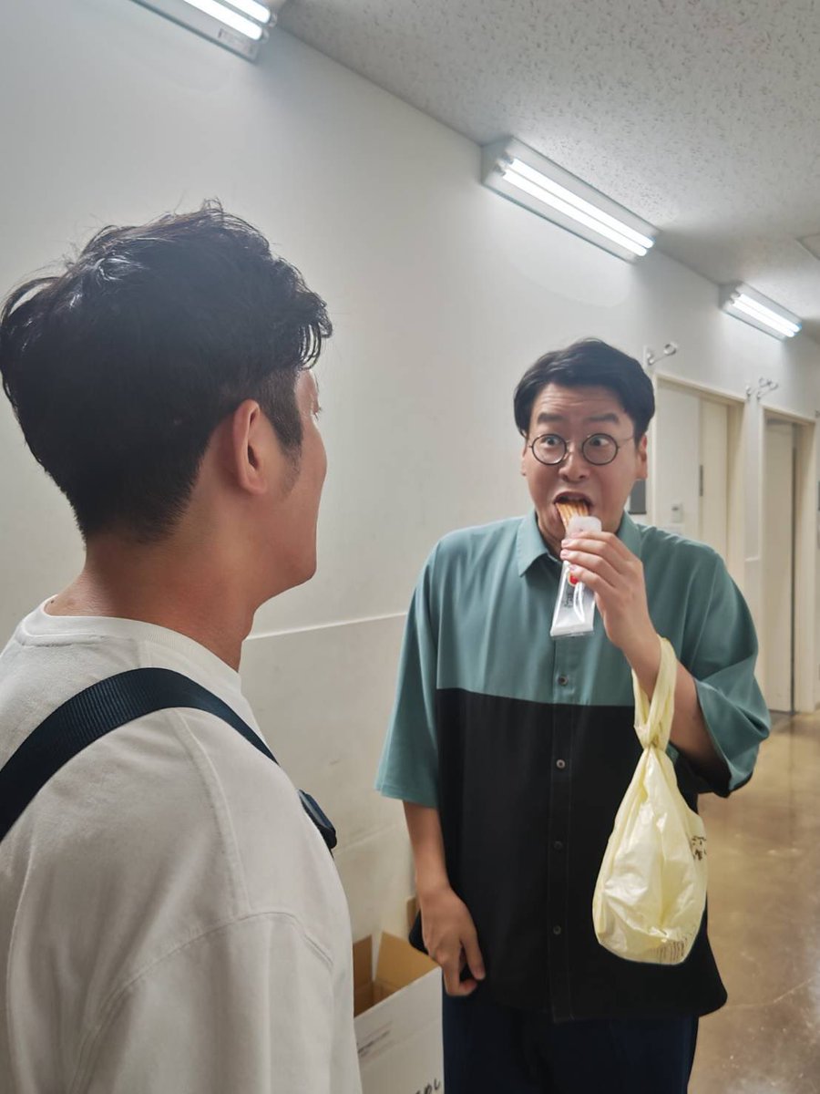うるとらブギーズ佐々木 (@ubtk) on Twitter photo 男性ブランコ単独公演『だえーん!』見に行かせていただきました。
ゴリゴリに面白いのに上品で二人にしか出来ない良いもの見れた感が凄かった。
楽屋挨拶行って差入れのうなぎパイ渡したら目の前で順番に食べるとこ見せつけられました。意味わかりませんでした。
#だえーん 男性ブランコ単独公演『だえーん!』見に行かせていただきました。
ゴリゴリに面白いのに上品で二人にしか出来ない良いもの見れた感が凄かった。
楽屋挨拶行って差入れのうなぎパイ渡したら目の前で順番に食べるとこ見せつけられました。意味わかりませんでした。
#だえーん