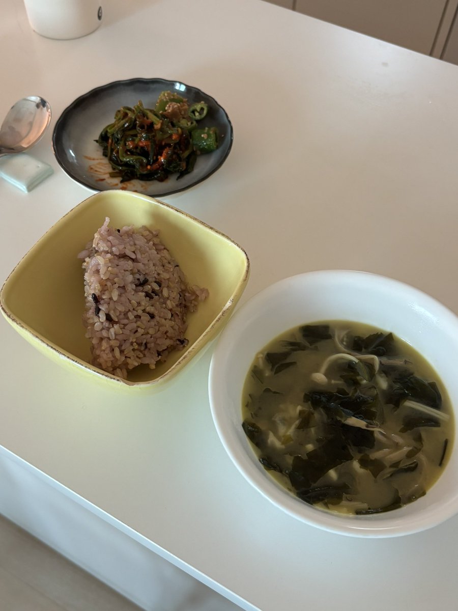 naengteol2's tweet image. 초간단 비건미역국 🍲
비건미역국의 포인트는 쌀뜨물이라고 생각합니다...
미역 10분 불려서 씻고
냄비에 들기름 둘러 미역 볶다가
쌀뜨물 & 마늘 4알 다져 넣기
간장 1스푼, 버섯(느타리랑 팽이) 넣고 낋여주면.. 고소한 미역국 완성🤤
연두나 코인채수 넣으면 더 좋아요 ㅎㅎ
#나의비거니즘일기