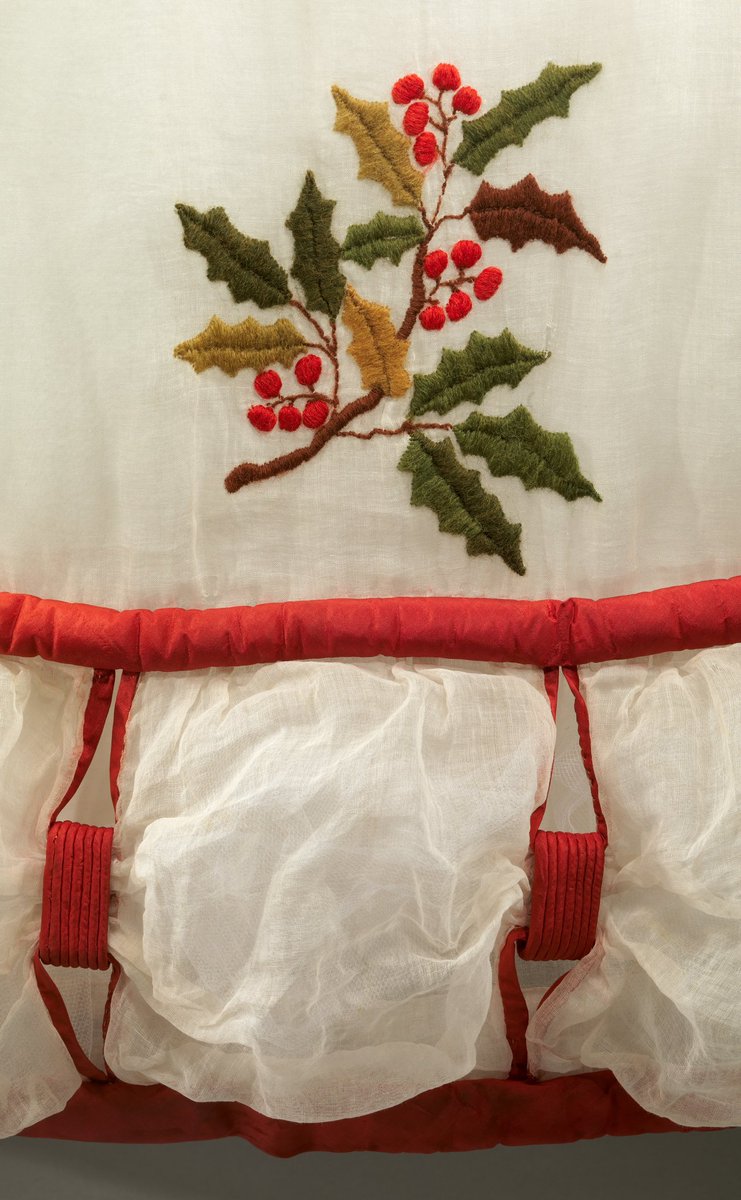 plummie9's tweet image. British
Festive Dinner Dress, 1824-26
Fine cotton lawn, silk, wool embroidery
@metmuseum
#fashionhistory