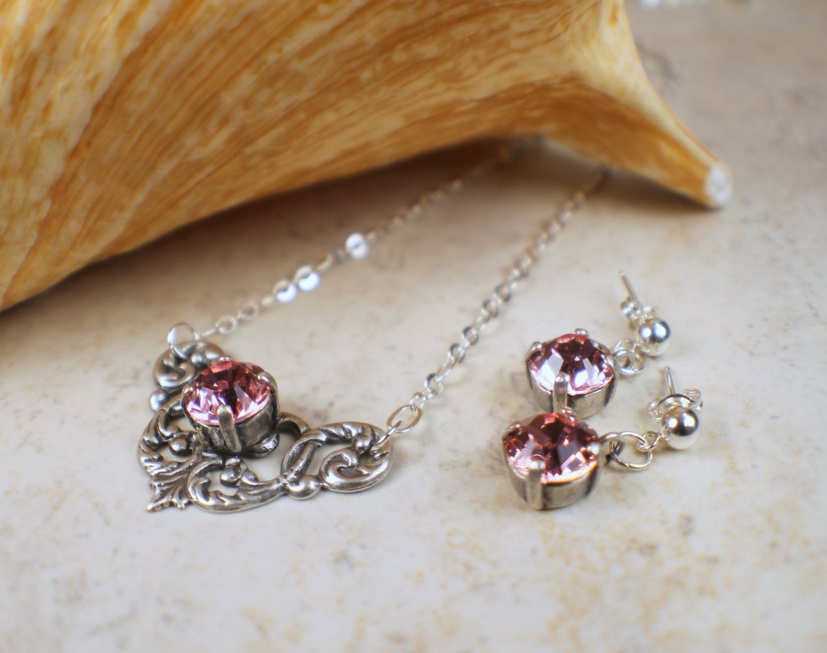 charsfavorite's tweet image. Elevate your elegance with the stunning Rose Swarovski Crystal Jewelry Set, now just $45. Shine bright at any occasion with this exquisite accessory! #Swarovski #JewelryFashion
Shop Now charsfavoritethings.com/products/2rose…