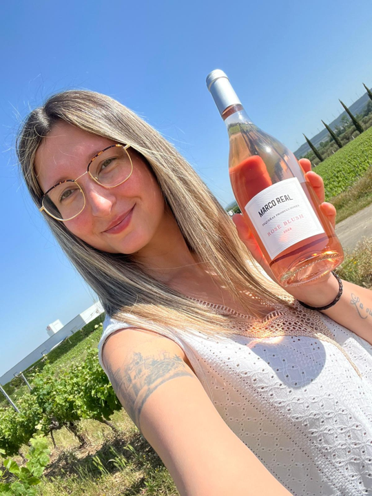 Nuestro vino Pequeñas Producciones Rosé 2024 se une a la palabra Blush, el color protagonista que anima las copas de los amantes de la Garnacha Navarra y de los vinos rosados sutiles 🍷
➡️tiendagrupolanavarra.com/nuestras-marca…

#Vino #Garnacha #Navarra #Vinos #Rosado #Blush #Rosé