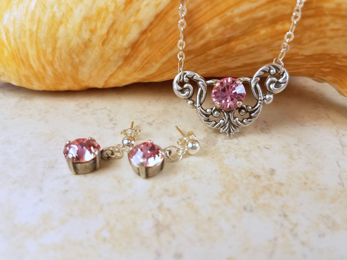 charsfavorite's tweet image. Elevate your elegance with the stunning Rose Swarovski Crystal Jewelry Set, now just $45. Shine bright at any occasion with this exquisite accessory! #Swarovski #JewelryFashion
Shop Now charsfavoritethings.com/products/2rose…