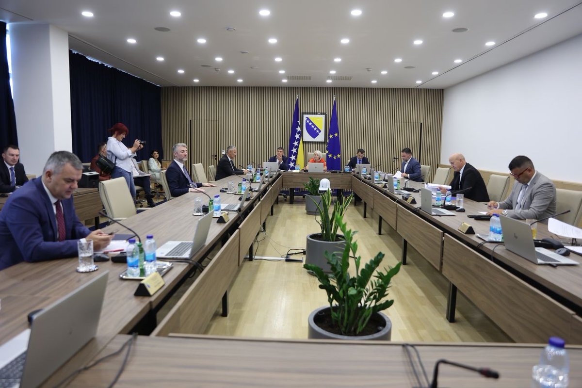 #VMBiH utvrdilo Prijedlog zakona o regulatoru, prijenosu i tržištu električne energije – ključni korak ka 🇪🇺 usklađenosti i uspostavi burze električne energije. 
Zakon transponira 16 #EU direktiva i otvara put ka izuzeću od primjene CBAM-a.
👉shorturl.at/OyCbH