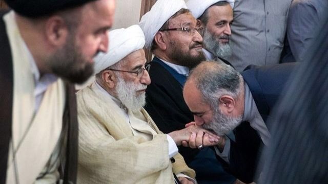 sedagha0's tweet image. کافیست به اصلاحطلبانی که دم از انتخابات آزاد و بدون اعمال نظر شورای نگهبان می زنند بگویی که آقای #احمدی_نژاد هم تائید صلاحیت می‌شود، آنگاه خواهید دید چگونه از نظارت شورای نگهبان دفاع خواهند کرد و به بیضه‌های چروکیده آقای جنتی آویزان خواهند شد.
#سرطان_اصلاحات