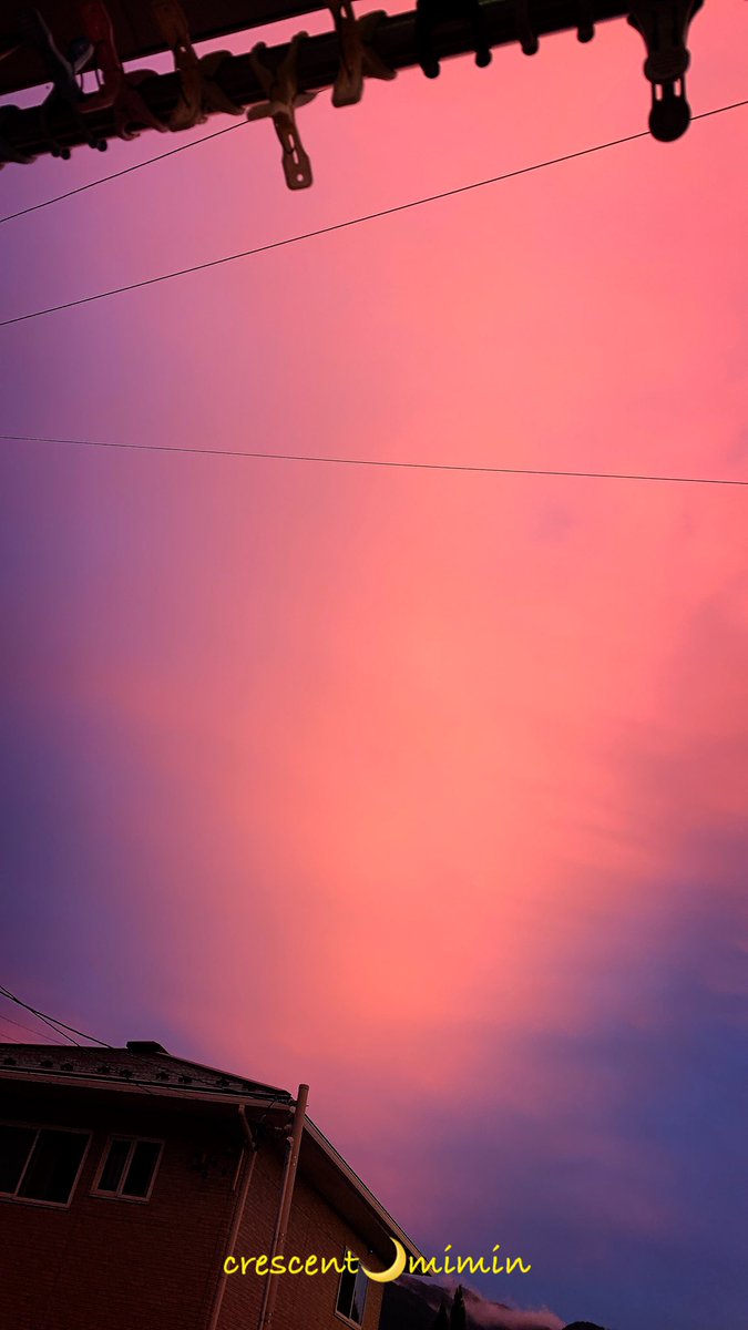 crescent_mimin's tweet image. 帰って来てパスタとサラダ作って着席したら〜
ららら〜の空〜
#空と花とおやつで繋がりたい
お疲れ様でしたっ
(❁´ ︶ `❁)*✲゚*