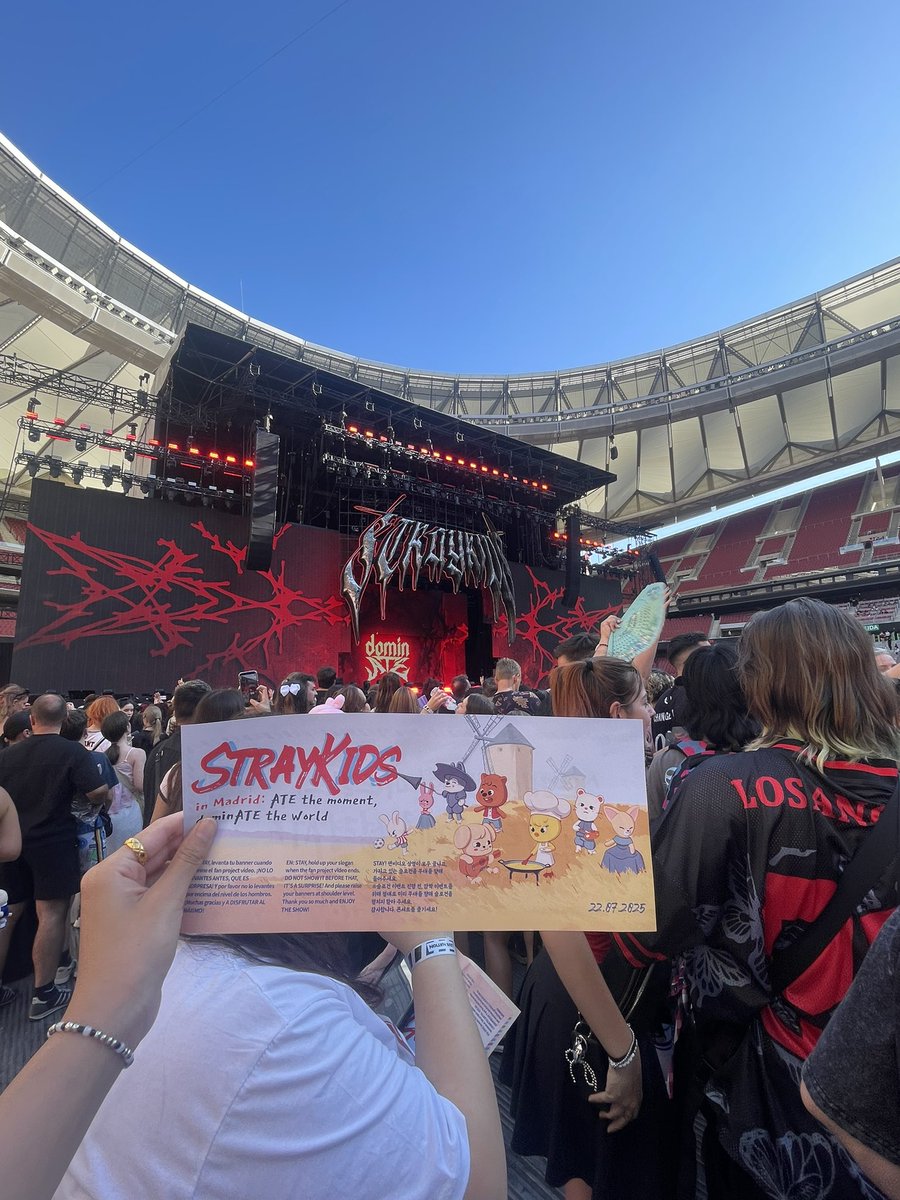 mmoomo04's tweet photo. 初めての海外公演はスキズでした🇪🇸🙂⭐️海外ステイすごく優しくて、みんなノリノリで楽しかった〜！リノが兵役行く前に来れてよかった🥹❣️ https://t.co/2IeHt1D4yx