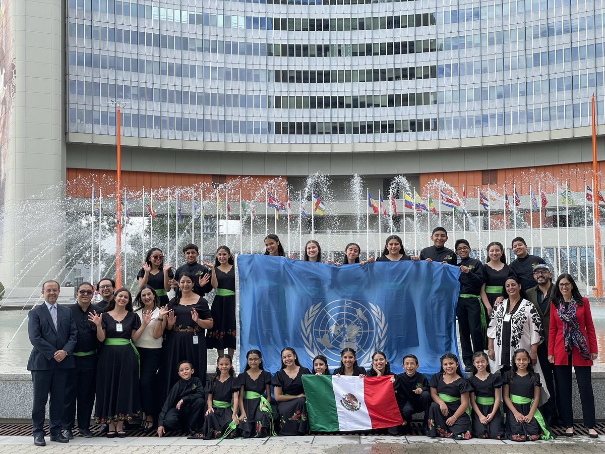 Jose A. Zabalgoitia (@ja_zabalgoitia) on Twitter photo Tuve el gusto de saludar al Coro Infantil del Conservatorio de #Celaya y disfrutar de su presentación en la sede de <a href="/ONU_es/">Naciones Unidas</a> en #Viena. Excelente papel y gran resultado en el Festival Mundial de Coros. #Guanajuato #Mexico Tuve el gusto de saludar al Coro Infantil del Conservatorio de #Celaya y disfrutar de su presentación en la sede de <a href="/ONU_es/">Naciones Unidas</a> en #Viena. Excelente papel y gran resultado en el Festival Mundial de Coros. #Guanajuato #Mexico