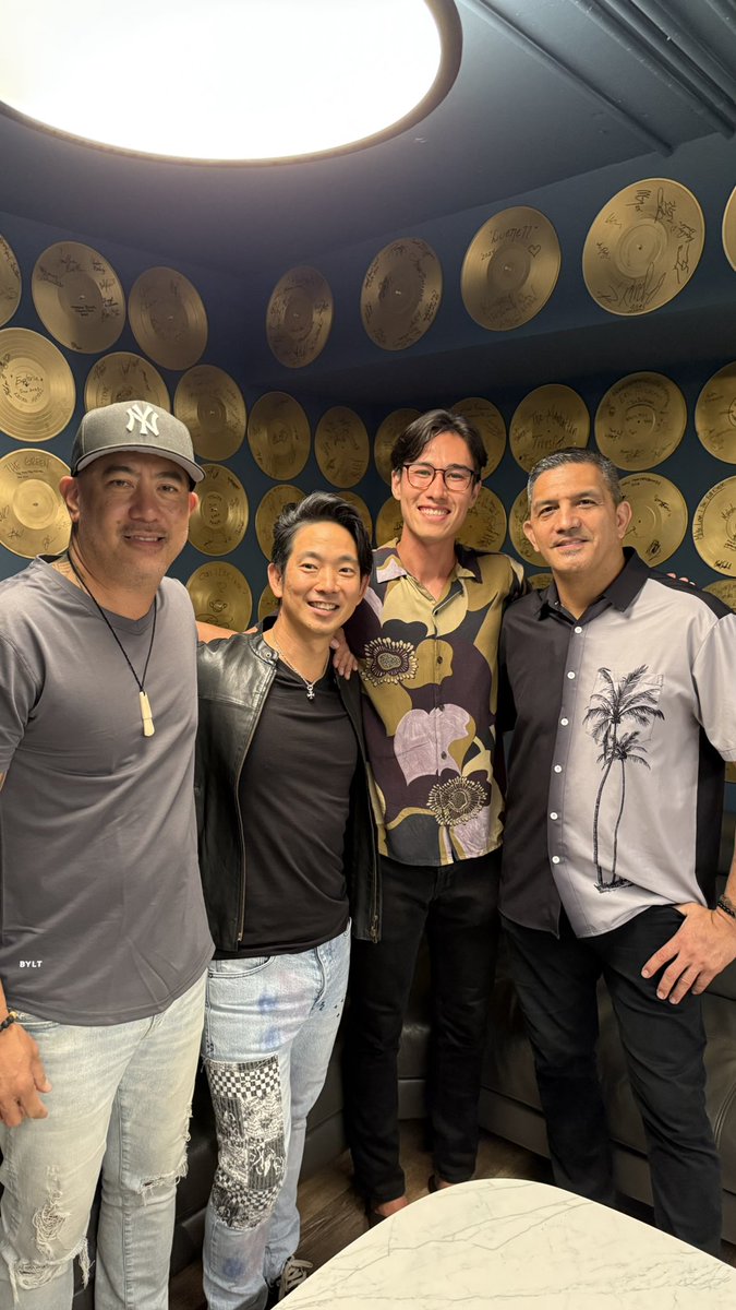 ShimabukuroJake's tweet image. ブルーノート・ハワイで素晴らしいキックオフ・ライブを行った、ジェイク、ジャクソン、ショーン、マイケルの4人。
JAKE SHIMABUKURO BAND、フジロック出演の準備はバッチリです。7/27(日)に、会場でお会いしましょう♪
fujirockfestival.com