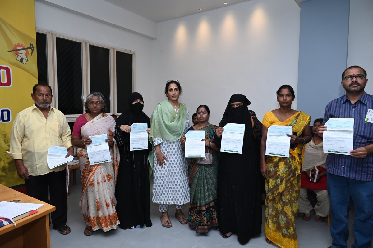 R_Madhavi_Reddy's tweet image. కడప నియోజకవర్గంలో సీఎం రిలీఫ్ ఫండ్ నుండి మంజూరైన ₹22,56,978 విలువైన 30 చెక్కులను పొలిట్ బ్యూరో సభ్యులు, కడప జిల్లా టీడీపీ అధ్యక్షులు రెడ్డప్పగారి శ్రీనివాసరెడ్డి గారితో కలిసి లబ్ధిదారులకు అందజేయడం జరిగింది.
#Kadapa #cmrelieffund #IntintikiSuparipalana #FirstStepRebuildingAP…