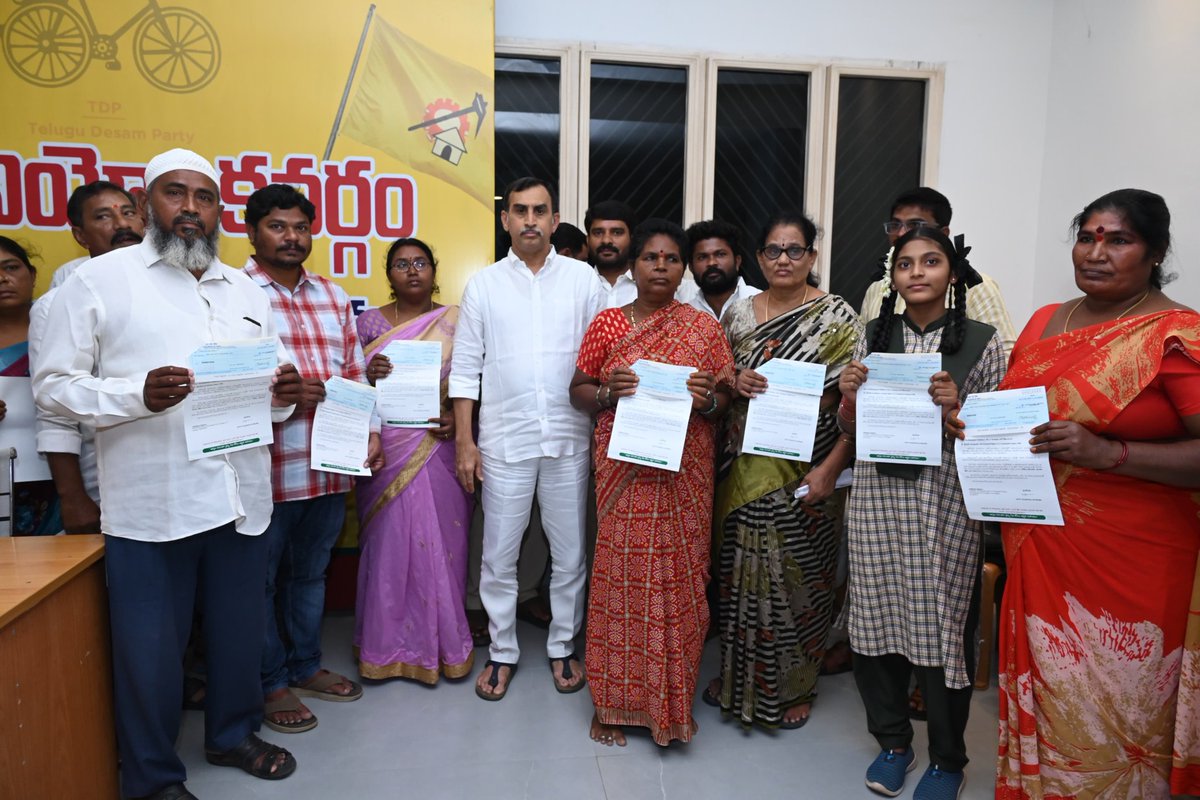 R_Madhavi_Reddy's tweet image. కడప నియోజకవర్గంలో సీఎం రిలీఫ్ ఫండ్ నుండి మంజూరైన ₹22,56,978 విలువైన 30 చెక్కులను పొలిట్ బ్యూరో సభ్యులు, కడప జిల్లా టీడీపీ అధ్యక్షులు రెడ్డప్పగారి శ్రీనివాసరెడ్డి గారితో కలిసి లబ్ధిదారులకు అందజేయడం జరిగింది.
#Kadapa #cmrelieffund #IntintikiSuparipalana #FirstStepRebuildingAP…