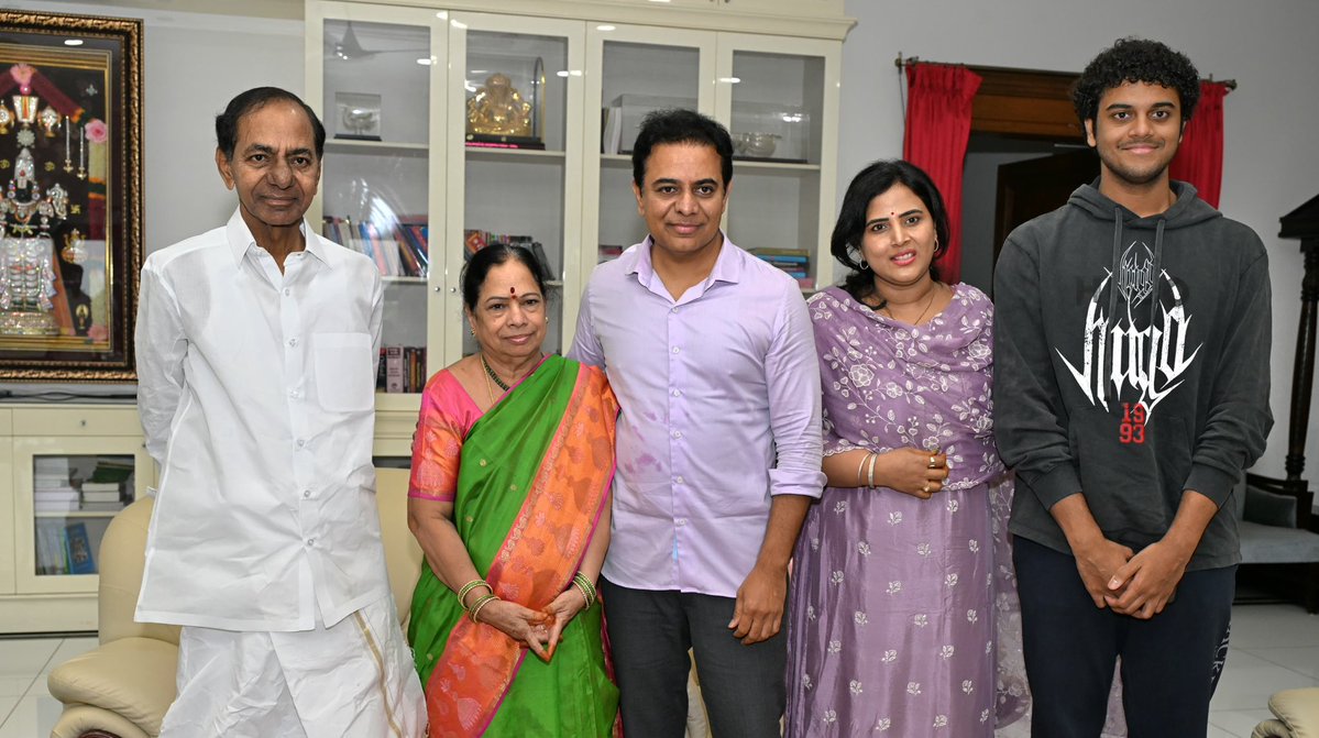 పుత్రునికి కేసీఆర్ పుట్టిన రోజు దీవెన

తన పుట్టిన రోజు సందర్భంగా తన తండ్రి, పార్టీ అధినేత, <a href="/KCRBRSPresident/">KCR</a> గారి నుంచి <a href="/BRSparty/">BRS Party</a> వర్కింగ్ ప్రెసిడెంట్ <a href="/KTRBRS/">KTR</a> ఆశీర్వాదం తీసుకున్నారు.

తన భార్య శైలిమ ,పుత్రుడు <a href="/TheHimanshuRaoK/">Himanshu Rao Kalvakuntla</a> ను తోడ్కొని ఎర్రవెల్లి నివాసానికి చేరుకున్న కేటీఆర్, తన