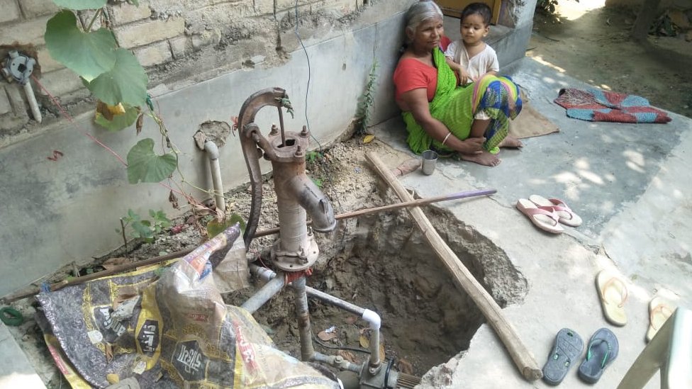 बिहार में नल-जल योजना सबसे बड़ा स्कैम है। कल तक तो दरभंगा मधुबनी के शहरी इलाकों में भीषण जलसंकट की खबरें आ रही थी लेकिन अब तो मिथिला के ग्रामीण इलाकों में भी जल संकट को लेकर त्राहिमाम मचा हुआ है...जलस्तर का इतना नीचे चले जाना बहुत चिंतनीय है लेकिन इस बात की चिंता ना तो जन