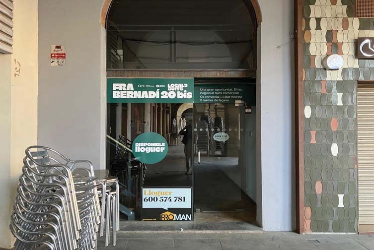 LOCAL COMERCIAL LLIURE A LA PLAÇA FRA BERNADÍ 20bis
Vols emprendre un projecte? 

Local en molt bon estat de conservació. Està distribuït en una planta baixa de 80m², perfectament adequada que compta amb espai d'oficina/magatzem en un altell. 

manlleu.cat/ope/actualitat…