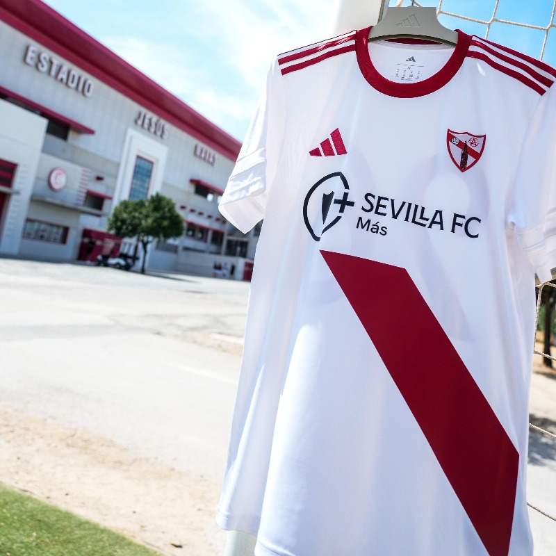 SevillaFC's tweet photo. 📸 Presentada la primera camiseta del #SevillaAtlético 2025/26 😍⚪️🔴⚪️

#VamosSAT