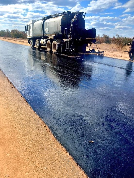 VulindlelaNdab2's tweet image. Infrastructure Alert!
Priming works are underway on Khami Prison Rd in #Bulawayo Metropolitan Province. The @ZANUPF_Official govt, under the leadership of @edmnangagwa, continues to deliver on its infrastructure dev promises. 🇿🇼 #ZimRoads @Varakashi4edByo @Mug2155 @MulakazuvaL