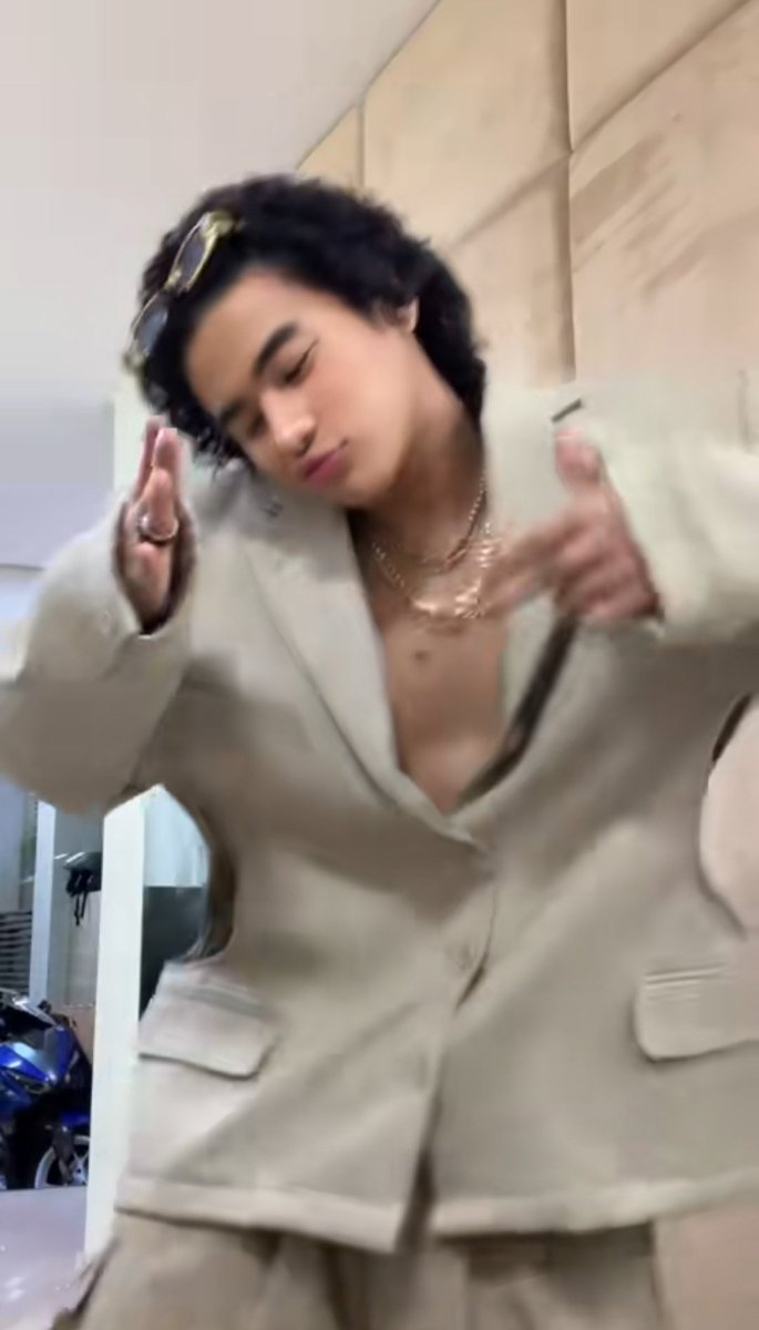 clairvoyant1221's tweet photo. corporate wear mga bb kü 🫠🫠 
mga sir?!? https://t.co/Nw4pjTP1TR