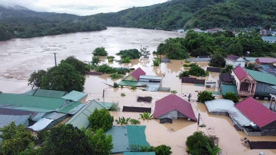 VN_RedCross's tweet photo. Emergency response to assist local people affected by Wipha storm in Nghe An province https://t.co/dxzccjdoqO
