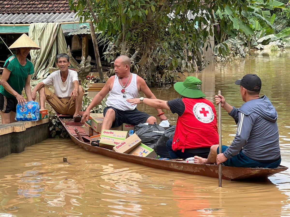 VN_RedCross's tweet photo. Emergency response to assist local people affected by Wipha storm in Nghe An province https://t.co/dxzccjdoqO