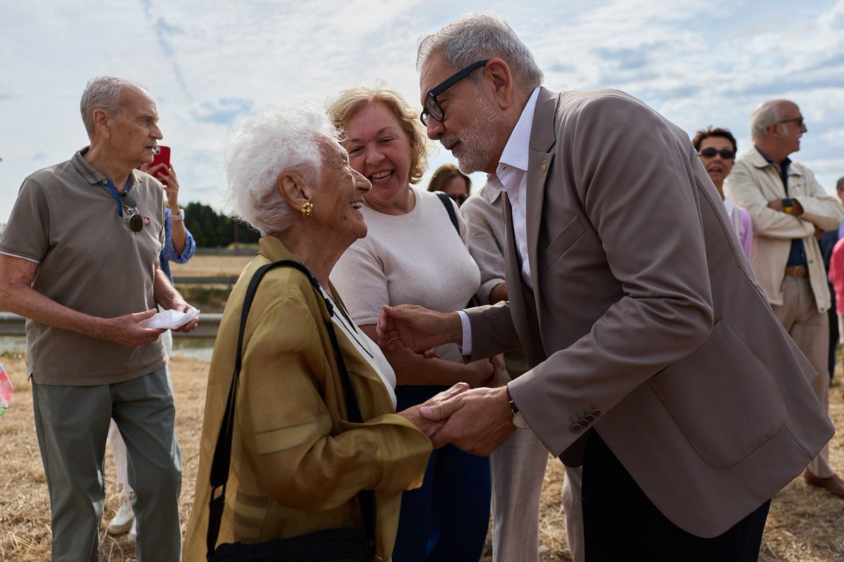 💜 Lleida és plena de plaques amb noms de dones que ens recorden que som la segona capital de Catalunya. Avui hem descobert la glorieta Suzanne Mornet. Una dona que va obrir Lleida al món amb educació, cultura i valentia. Gràcies, Suzanne. 🙌