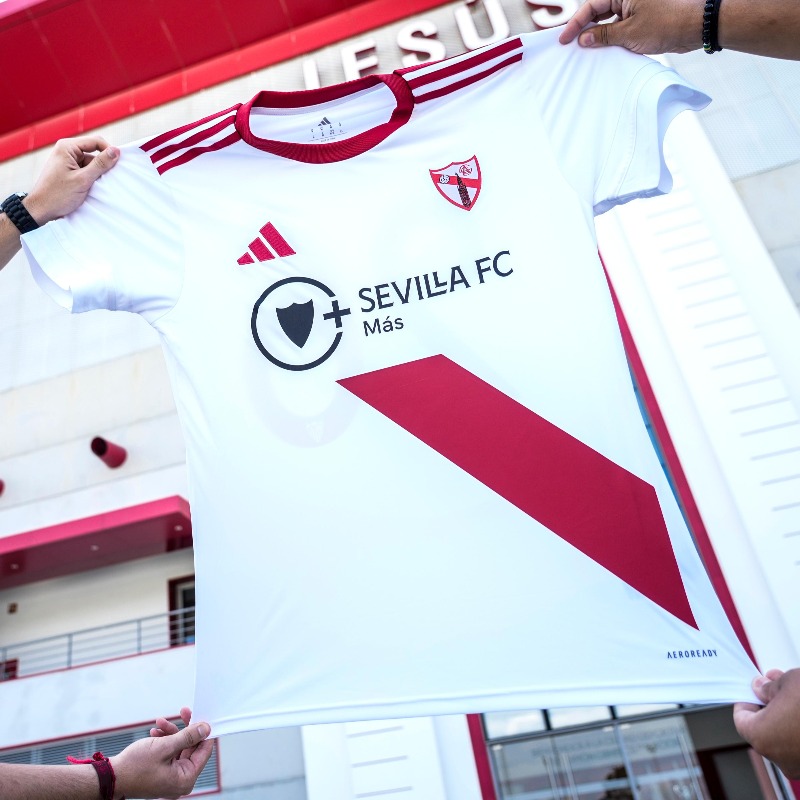 SevillaFC's tweet photo. 📸 Presentada la primera camiseta del #SevillaAtlético 2025/26 😍⚪️🔴⚪️

#VamosSAT