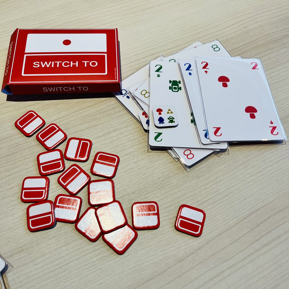 rike_bodoge's tweet photo. 会社でボドゲ🏢
今日やっと遊べたSwitch To‼️
ルール2回読んで実際に試してやっとわかってきました😂
プレイトークンとワイルドカードトークンをピッタリ出せて上がれた時の達成感半端なく気持ちいいですね〜🤣
もっとやり込みたい🤩
枚数増やす時の場札より1小さいが素晴らしいスパイス👏
#SwitchTo https://t.co/K2SV0ksHoT