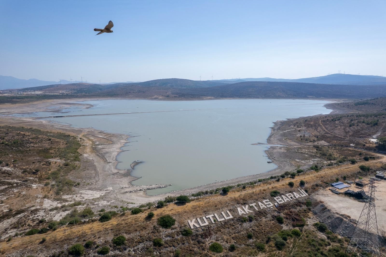 Spot_ on X: "İzmir'in Çeşme ilçesine su sağlayan Alaçatı Kutlu Aktaş Barajı'nda  su seviyesi yüzde 5'e kadar düşerken, ilçenin 10 günlük suyu kaldı. Cuma  gününden itibaren ilçede her gece 23.00-06.00 arası sular
