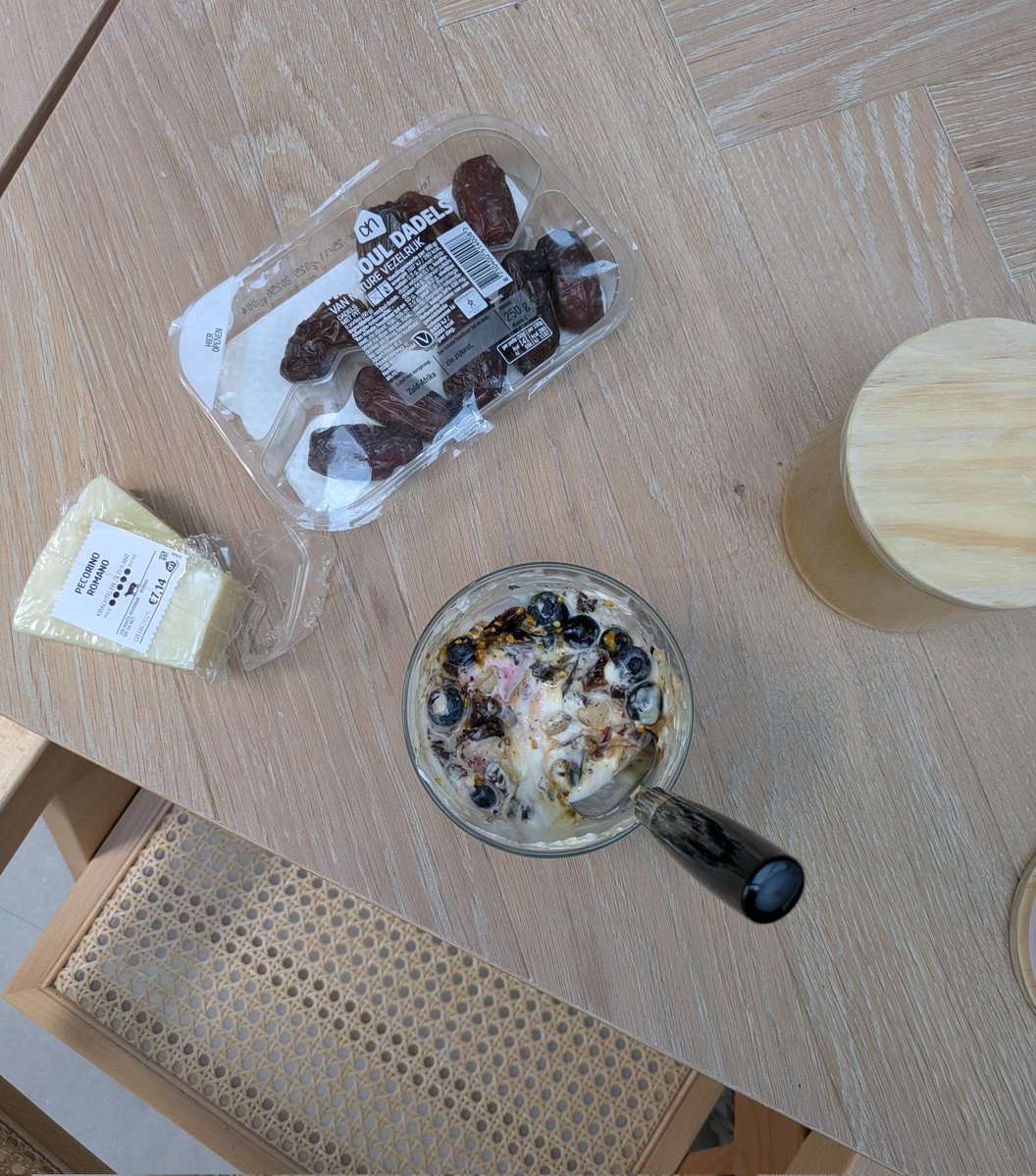 FertilityMaxx's tweet image. Forgot to take a pic, but it looked really aesthetic before I started.
Sheep yoghurt, honey, bee pollen, fresh fruit, chocolate (90%).
+ Raw carrots salad and raw sheep cheese.
Guys, please believe me. It looked really cool.