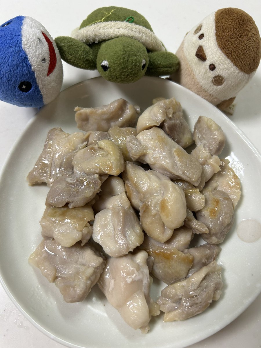 micha_micha7's tweet image. 最初にお酒に漬けておいた鶏さんを炒めます♪
たーちゃん🐢💦
何度言ったらわかるのよ💢
まだだってばー笑
シャーくん、チュンちゃんいつもブロックありがと〜🐥💕