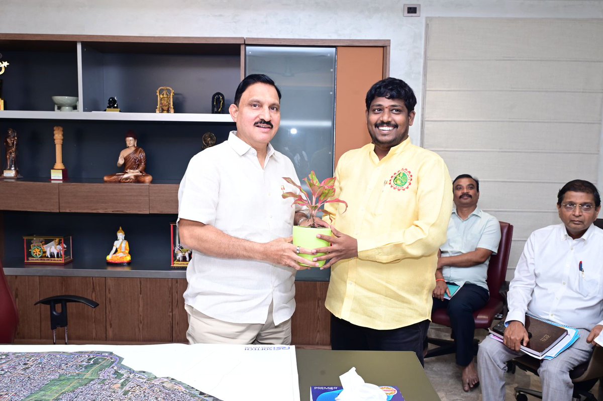 yschowdary's tweet image. ఆంధ్రప్రదేశ్ ఆర్య వైశ్య కార్పొరేషన్ చైర్మన్ శ్రీ @DoondiRakesh గారికి హృదయపూర్వక జన్మదిన శుభాకాంక్షలు. మీకు ఆ భగవంతుడు మంచి ఆరోగ్యం, దీర్ఘాయుష్షు ప్రసాదించాలని మనస్పూర్తిగా కోరుకుంటున్నాను. మీ నేతృత్వంలో ఆర్య వైశ్య సమాజం మరింత అభివృద్ధి దిశగా ముందడుగు వేయాలని ఆకాంక్షిస్తున్నాను.
