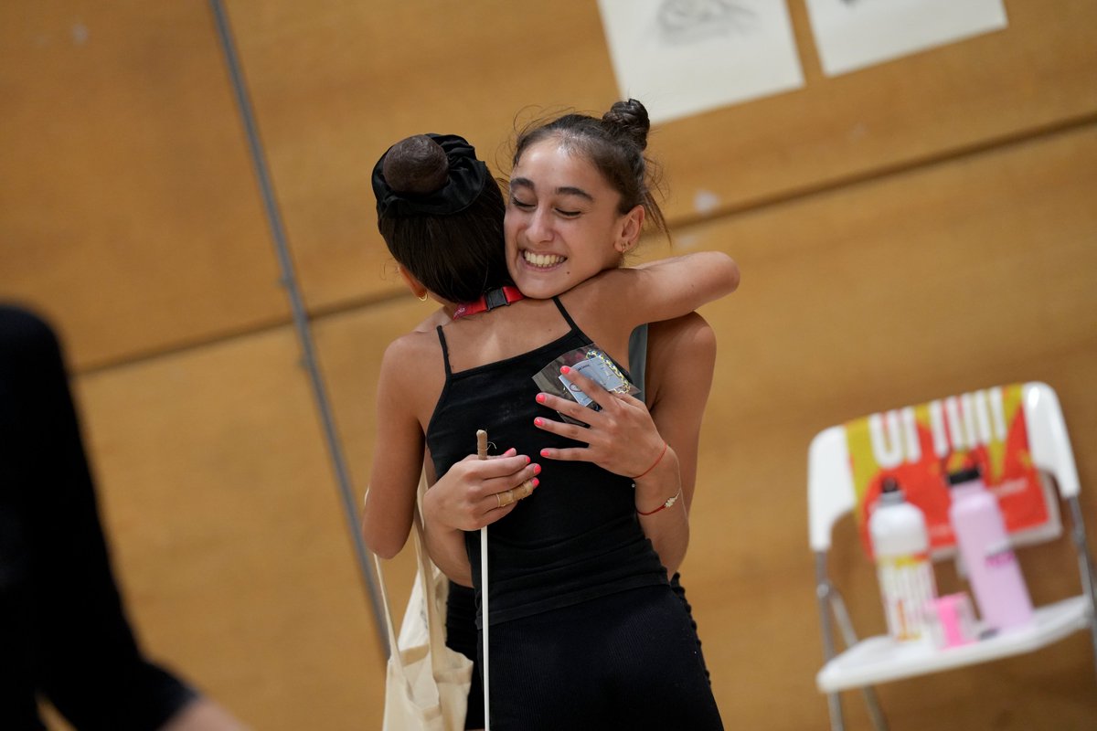 😯😍🤩 ¡Así se quedaron las gimnastas del #CampusRFEG al ver al #TeamESP entrenando en el #CARMadrid! 🤗
