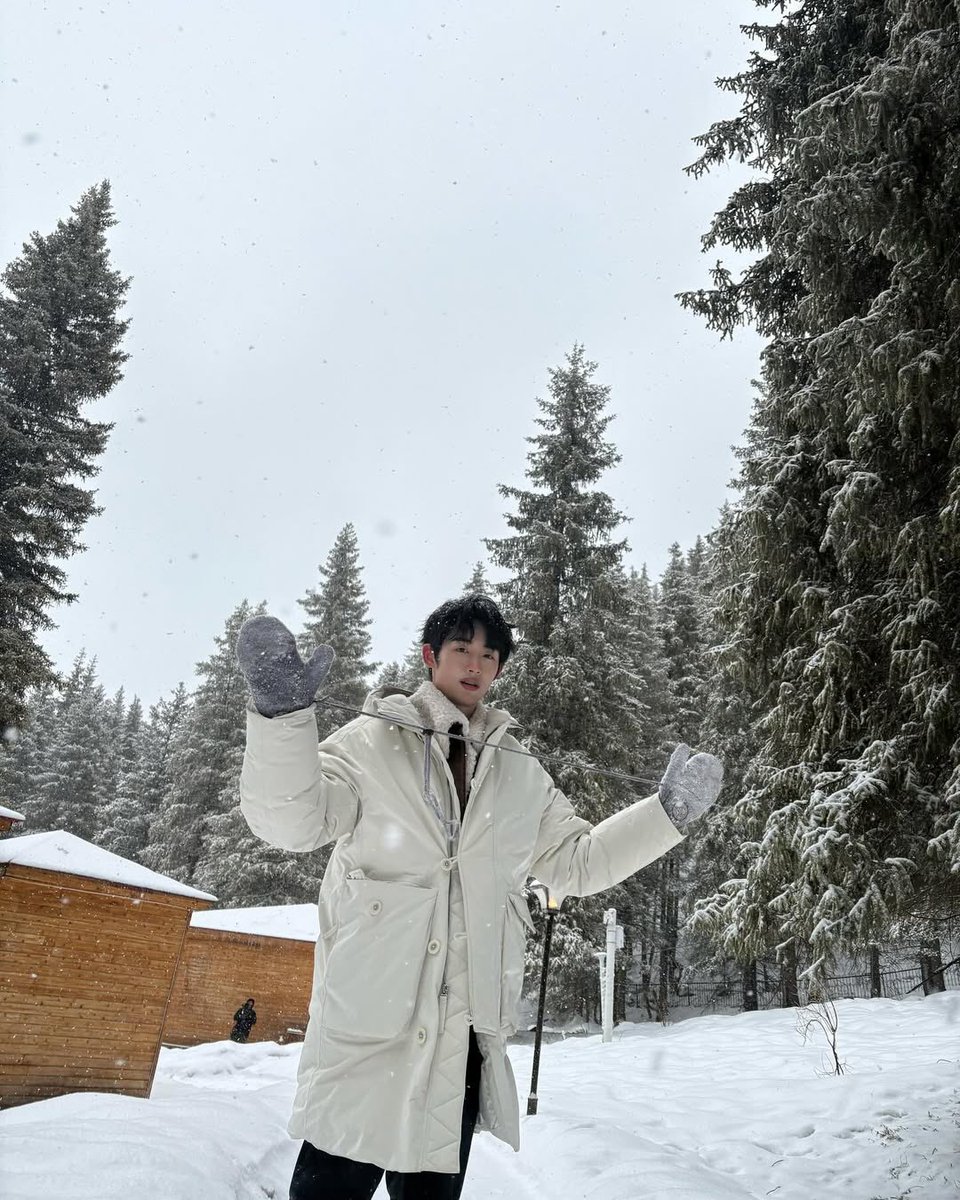haochengba's tweet photo. 윈윈이 혼자 겨울에서 살고 있어 https://t.co/zCc9Gd0PNT