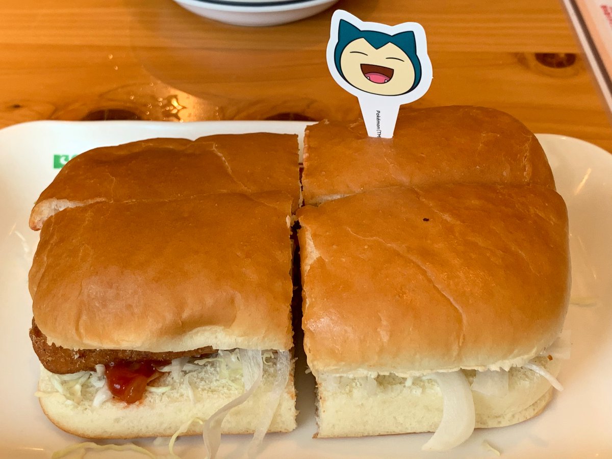 KAZTENDO2's tweet image. コメダ珈琲のコラボメニューでは「カビゴンのサルサチキンカツパン」「ヤドンのいちごチョコシロノワール」を食べました。注文で全7種のチャームが貰え、ホゲータとデデンネでした。また、昨日からスタートしたマクドナルドのチキンマックナゲットポケモンオリジナルパッケージもいただきました