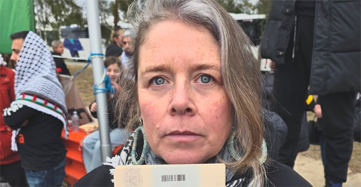 She burned her Israeli passport while antisemitic music played - claiming to do it as a Jew.
Only one problem: she’s not Jewish. 1/2.