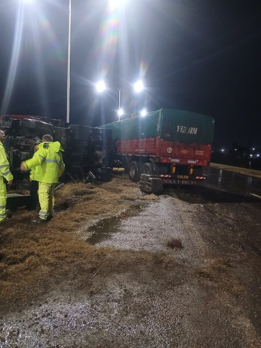 #Radiópolis | 🔴#InformeTránsito de <a href="/jdhuerga/">Juan Diego Huerga</a> -
Accidente anoche en el km 15 de la Autopista Rosario Santa Fe. 
❌No hubo heridos.  
🚧La Autopista quedó con calzada reducida mano a Santa Fe a la altura de San Lorenzo.