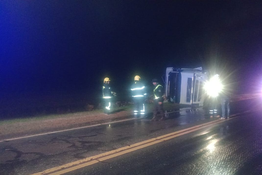 #Radiópolis | 🔴#InformeTránsito de <a href="/jdhuerga/">Juan Diego Huerga</a> - 
🚚 Volcó otro camión en la RN 34, KM 25 a la altura #LuisPalacios sentido a Rosario. 
🟥Piden circular con precaución por la zona.