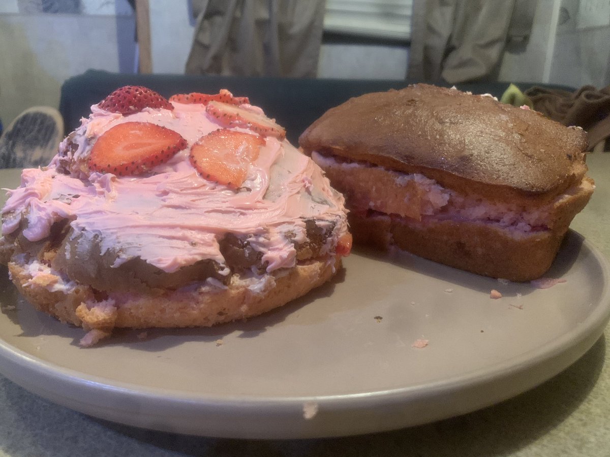 JuneperBug's tweet image. Made some stupid looking cake