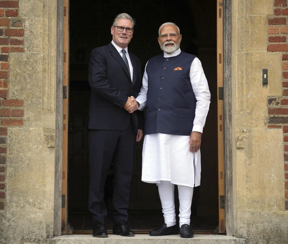CaptBrijesh's tweet image. A defining moment for Bharat under the visionary leadership of PM Shri @narendramodi!
India and the UK have signed the landmark Free Trade Agreement.
With 99% of Indian exports gaining free access to the UK market, this pact will boost agriculture, labour-intensive sectors, and…