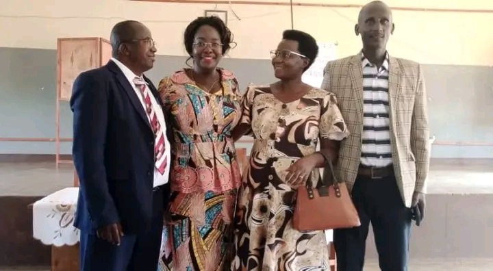 Anick Igiraneza (@yanniigiraneza) on Twitter photo <a href="/Gatoni_RG/">GATONI Rosine Guilene</a>, porte-parole du Président de la République du #Burundi, vient d’être élue à la tête du conseil communal de la commune #Mugere, dans la province de #Bujumbura. <a href="/Gatoni_RG/">GATONI Rosine Guilene</a>, porte-parole du Président de la République du #Burundi, vient d’être élue à la tête du conseil communal de la commune #Mugere, dans la province de #Bujumbura.