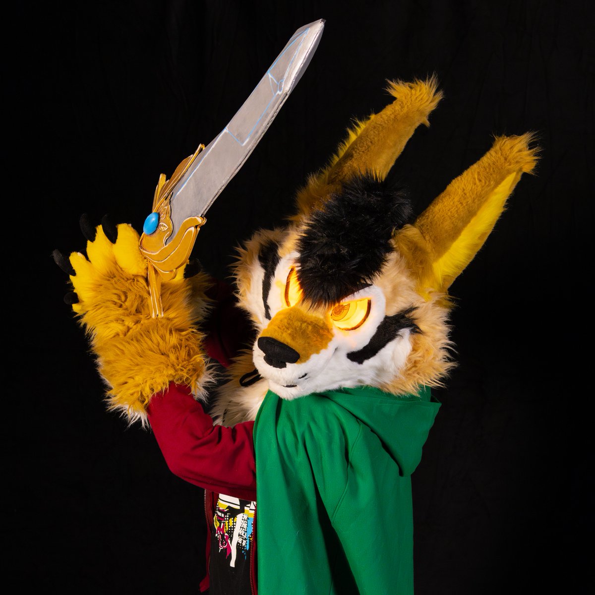 RayBleiz's tweet image. The lord of storms has drawn his legendary weapon, ready to strike down all these scoundrels!
๐ท Olson at @FauntasticCon
#Fursuitfriday