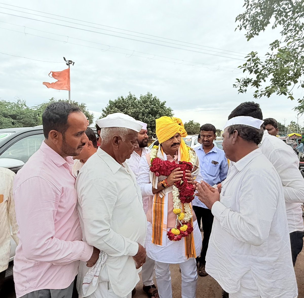 GopichandP_MLA's tweet image. माढा दौऱ्यावर असताना रोपळे फाटा (खरातवाडी) येथे सहकाऱ्यांनी उत्स्फूर्त स्वागत केले.
या प्रसंगी पंढरपूर भाजपा तालुका अध्यक्ष मा. सुभाष मस्के सर, तसेच शेतकरी नेते मा. माऊली हळणवर उपस्थित होते.
#GopichandPadalkar
#Maharashtra
#Pandharpur
#BJP