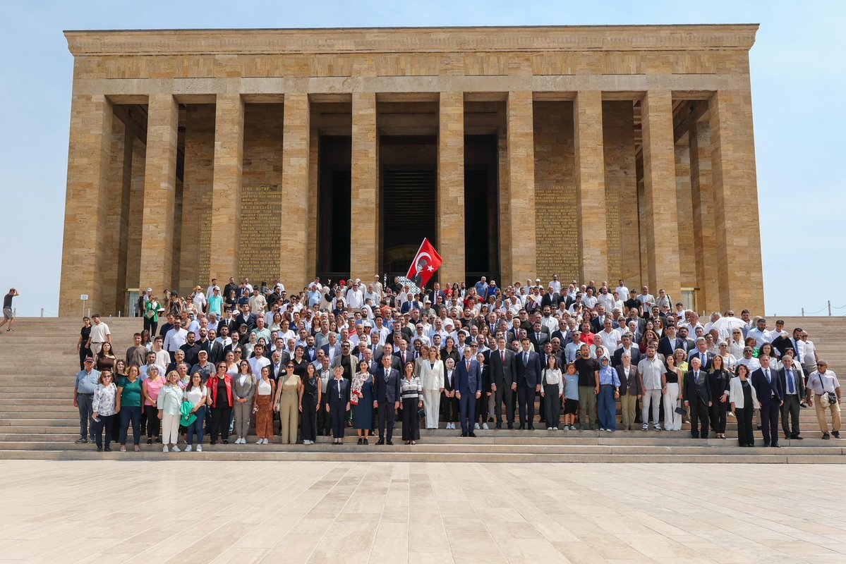 Genel Başkanımız Sayın Özgür Özel, Lozan Barış Antlaşması’nın 102. yıl dönümünde Cumhuriyetimizin kurucusu Gazi Mustafa Kemal Atatürk ve Milli Şef İsmet İnönü'nün ebedi istirahatgahları Anıtkabir’i parti yöneticilerimiz ile birlikte ziyaret etti.