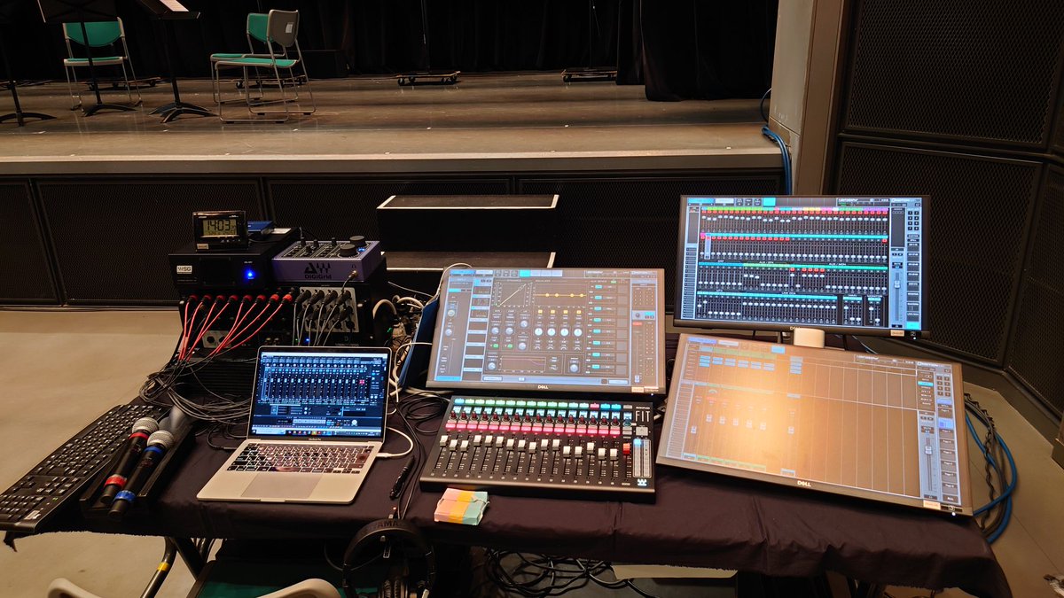 studiom2006's tweet image. 反対側にも似たようなシステムが・・・
写真に写っている私の方は、明日に向けてのスタンバイです。