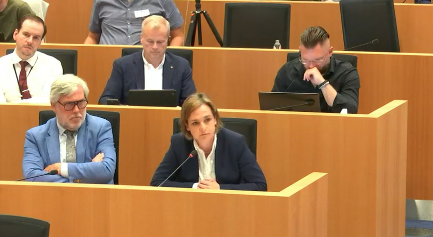 VB_Kamer's tweet image. In @DeKamerBE bevestigt premier De Wever bij bespreking Zomerakkoord wat te verwachten was: woonstbetredingen bij illegalen worden slechts schaamlapje voor een halfslachtig asielbeleid, in plaats van een wapen in de strijd tegen de illegaliteit.