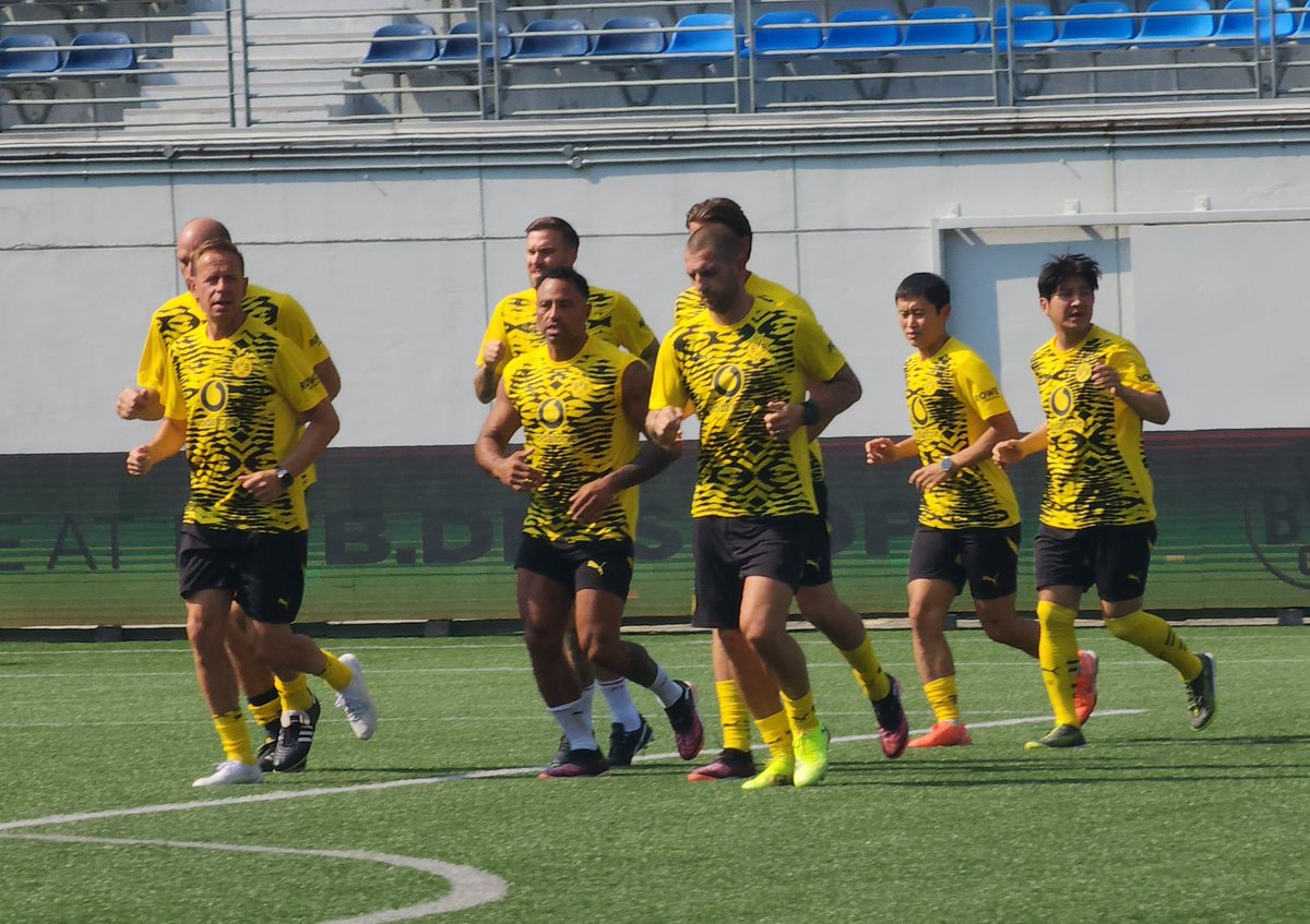 試合に備えるレジェンドたち 💪