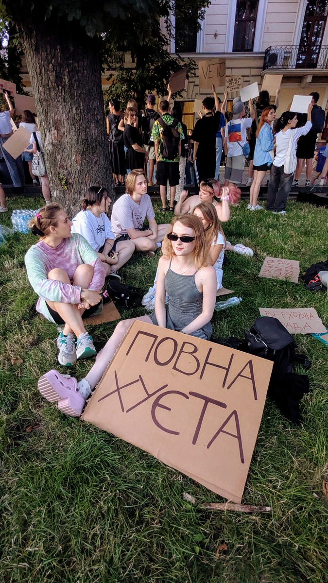 BSun24's tweet image. Пам'ятаю, як батьки не пустили в Київ на майдан, а вже покійна бабуся казала "та не переживай, то не перший і не останній, ще встигнеш"
🗿🗿🗿
Львів, 2025 рік: